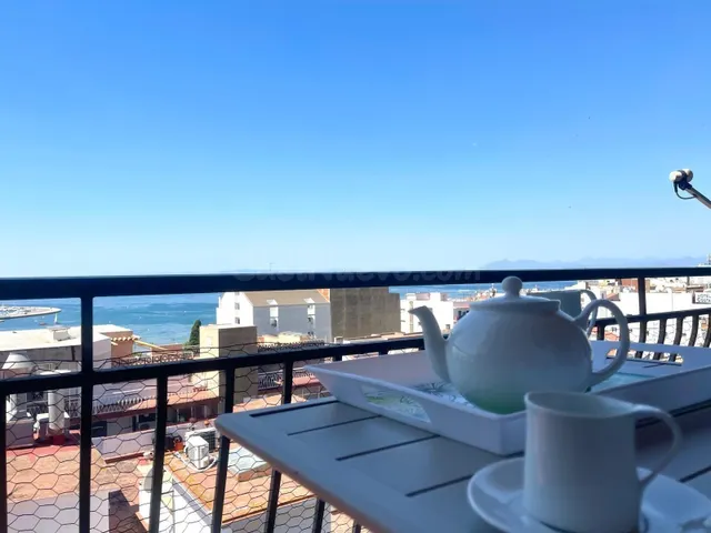 Apartamento con licencia turística y vistas al mar en Roses - foto 2