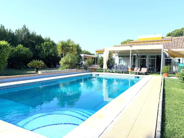 Exclusivo Chalet ubicado en parcela rústica con piscina y ap