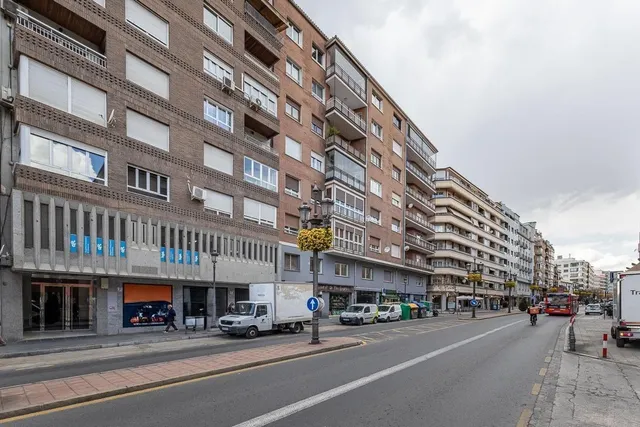 ¡Local en Acera del Darro frente al Corte Inglés! — 23