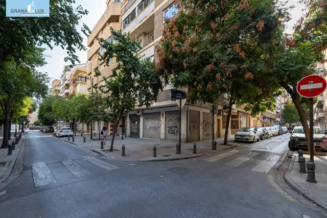 Local comercial junto a calle Alhamar. Ideal para oficina, despacho o almacén. Muy económico — 16
