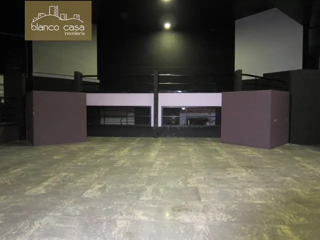 Emblemático local de 1.000m2 en el centro de Carballo por 1.300€/mes — 2