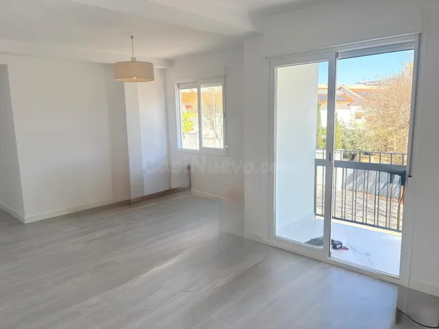 Piso reformado con terraza y vistas despejadas en ubicación  - foto 3