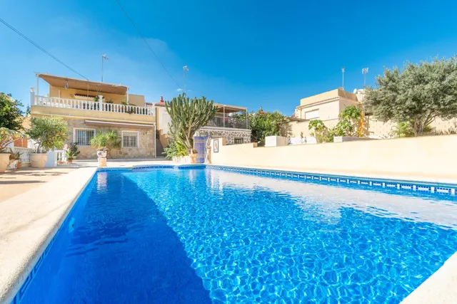 Chalet pareado con piscina, amplia parcela y alta eficiencia energética en Los Balcones — 42