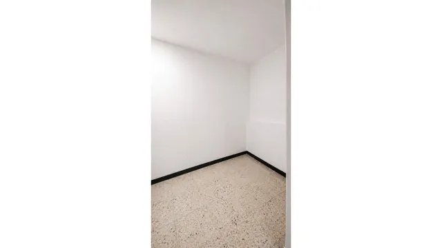 Local comercial diáfano en zona urbana — 16