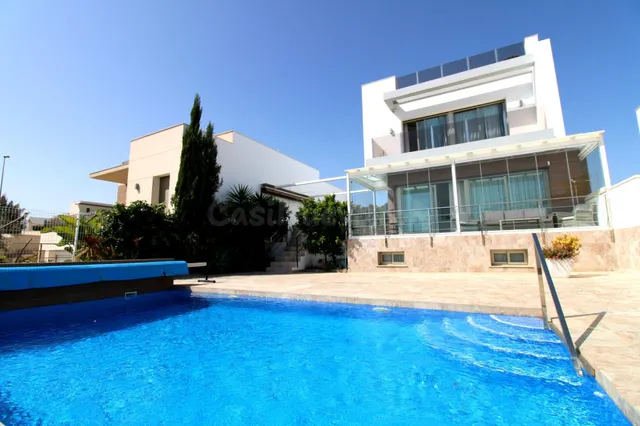 Villa de 5 dormitorios con vistas despejadas, zona San migue