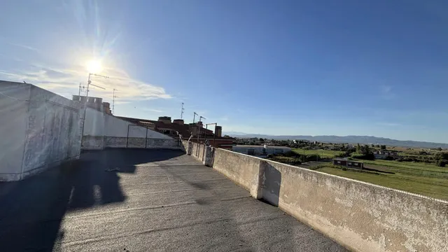 Piso de 4 habitaciones con garaje privado, dos balcones y vistas despejadas en el centro de Deltebre — 16
