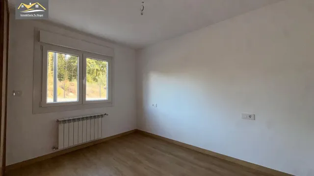 Chalé adosado, con terraza 30m , jardín 70m , garaje para 2 coches. 5 habitaciones. 3 baños. Cocina salón comedor de 35 m2. Magnificas vistas. Muy soleados — 25