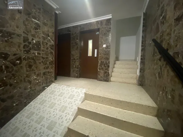 Grupo la Noria VENDE piso CON ascensor para REFORMAR y cochera individual con vado. 3 habitaciones, 1 baño. — 18