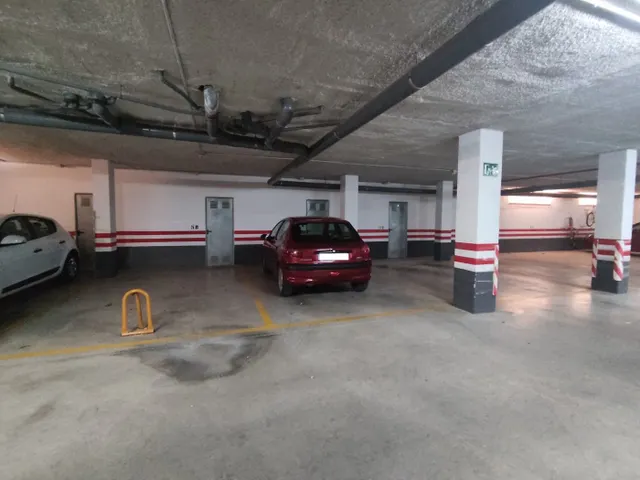Piso seminuevo con cuatro amplios dormitorios, dos baños completos, garaje, trastero y piscina comun — 24