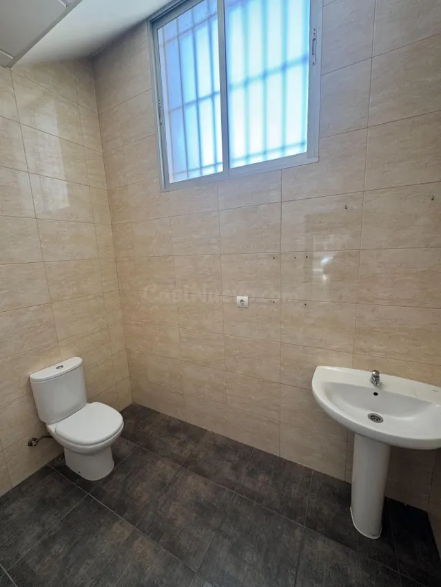 SE VENDE O SE ALQUILA LOCAL EN EL CENTRO DE CASILLAS — 5