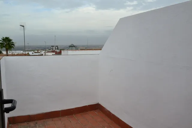 Tu próximo hogar en Sanlúcar la Mayor: tres dormitorios, patio y sótano — 36