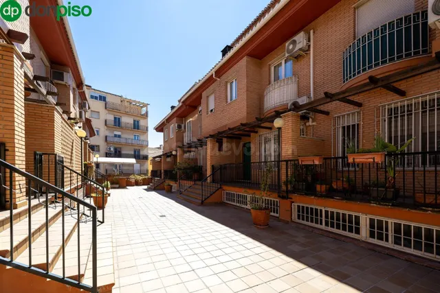 Espectacular casa unifamiliar en recinto cerrado en Granada  - foto 4