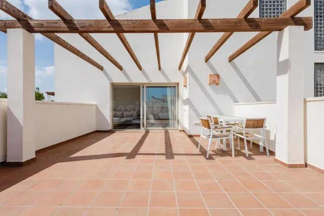 ESPECTACULAR ÁTICO CON VISTA DESPEJADA Y PISCINA COMUNITARIA - foto 3