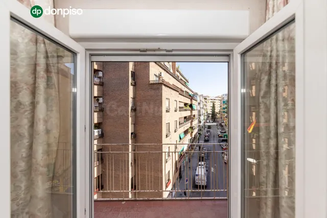 Piso para reformar junto a Plaza Einstein – 3 dormitorios y vistas despejadas — 2