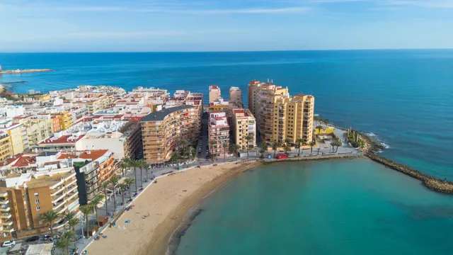 Apartamento en venta en Torrevieja, ubicado en la zona de La Loma, a pocos minutos a pie de la Playa del Cura. Primera línea de mar! — 33