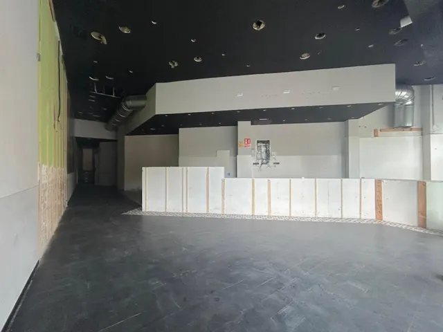 LOCAL COMERCIAL EN VENTA, AVDA. REINA VICTORIA EUGENIA — 6