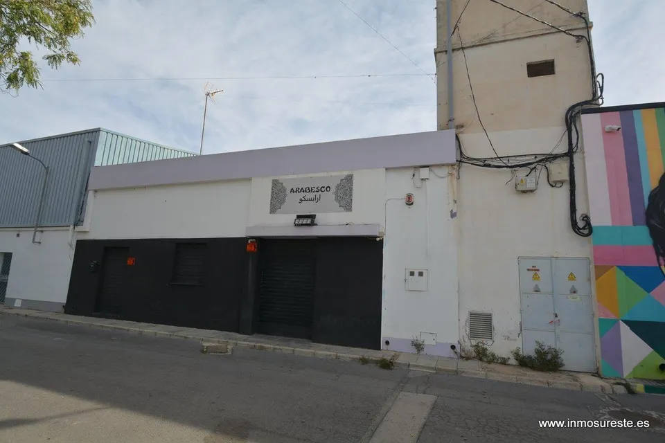 ¡¡ GRAN OPORTUNIDAD !! Local comercial situado en zona de El Escorratel, en Orihuela. 274 m2. construidos.