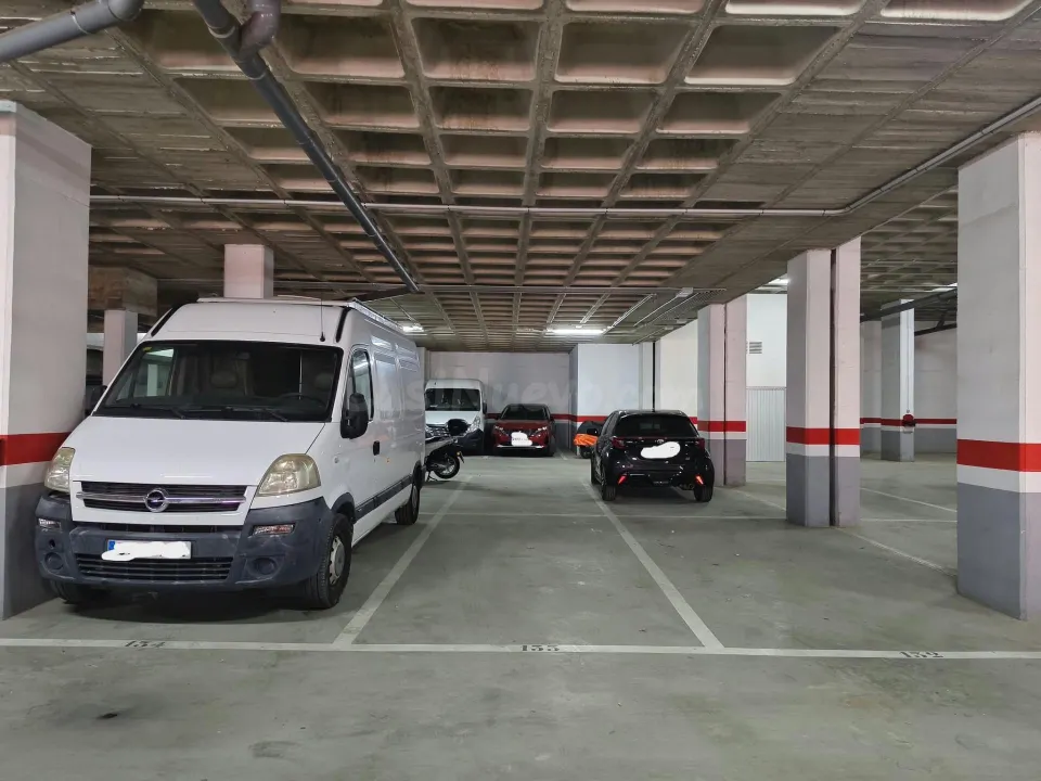 ¡Amplia plaza de garaje para furgoneta grande o caravana a 1 minuto de la A-7!