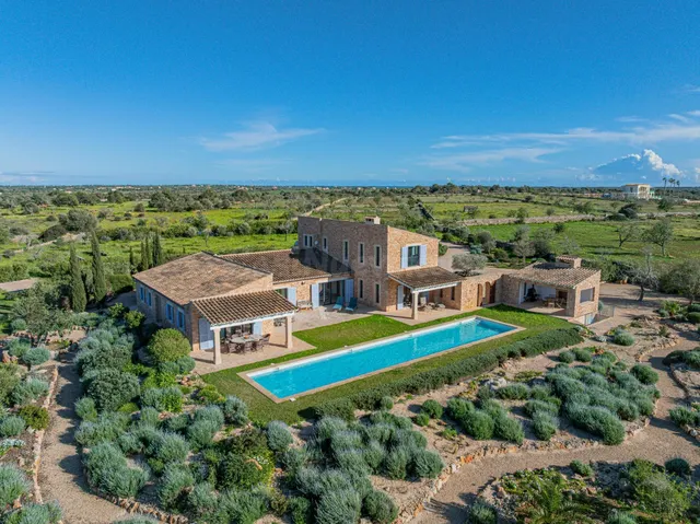 Finca mediterránea con carácter y vistas abiertas cerca de S