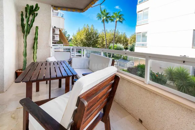 Apartamento de esquina de 3 dormitorios, 2 baños, parking y  - foto 2