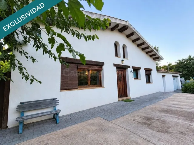 En venta un Exclusivo chalet estilo Rústico en Las Comas,Sil