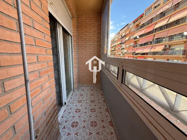 PISO EN VENTA EN ALICANTE. ZONA DE LA FLORIDA. 114m2, 3 habitaciones DOBLES, 1 BAÑO COMPLETO Y UN ASEO. PRIMERA PLANTA CON ASCENSOR. — 25