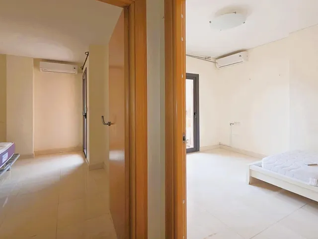 Magnífica y espaciosa casa adosada de 4 plantas (aprox. 176 m2). Varias terrazas y gran zona de piscina comunitaria. Cerca de campos de golf, La Zenia Boulevard, y a poco más de 5 km de las playas. — 13