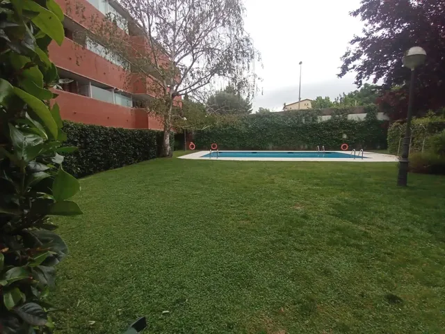 Planta baja de 2 habitaciones con piscina comunitaria para reformar — 24