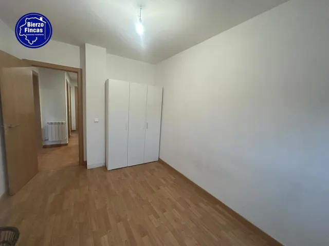 **se vende adosado en ardoncino, León** — 10