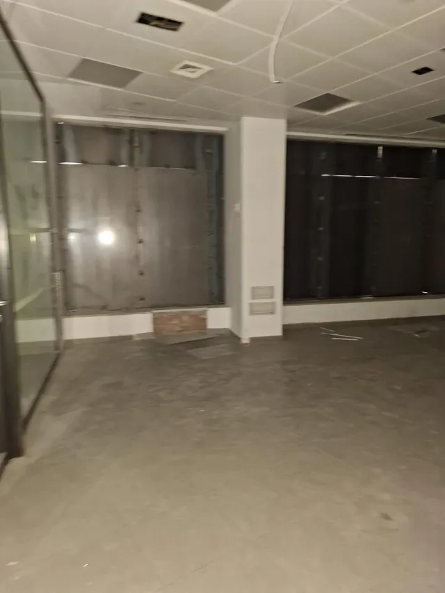 SE VENDE LOCAL EN RENTABILIDAD EN CALLE MAURICIO LEGENDRE 4. — 14