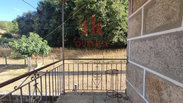 CASA INDEPENDIENTE DE PIEDRA CERCA DE LA MANCHICA Y PRÓXIMA A LA ENTRADA DE LA AG-31, dirección a Ourense-Celanova. — 14