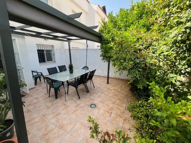 PRECIOSA CASA EN URB. LA MARQUESA CON PATIOS DELANTERO Y TRA - foto 3