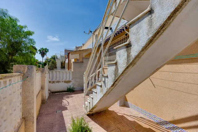 Bungalow con solárium, orientación sur y vistas a la piscina comunitaria — 23