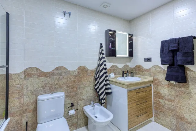 Villa independiente renovada, cerca a Mijas, con piscina privada y 5 dormitorios — 33