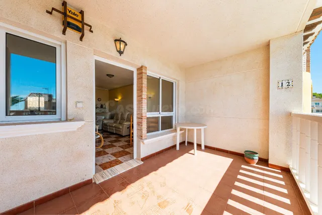 Ático con amplio solárium y piscina comunitaria en Villamart - foto 3