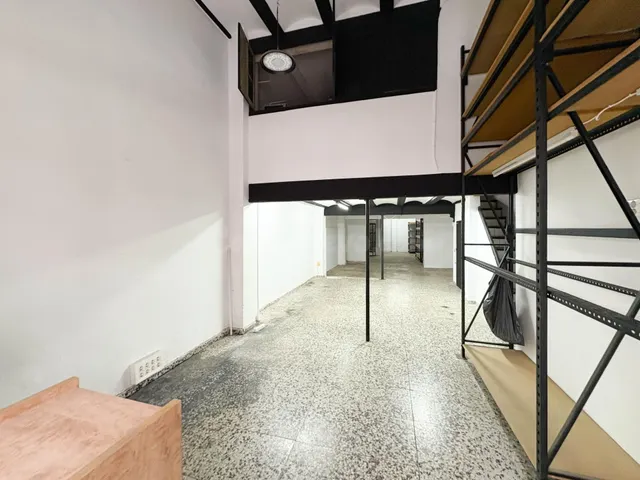 LOCAL COMERCIAL EN CALLE DENIA CON ALTILLO, ALTAS DE LUZ Y D - foto 2