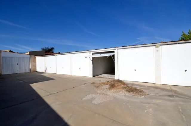 Urbis te ofrece una plaza de garaje cerrada en venta, zona Zarapicos, Pueblo, Salamanca. — 8
