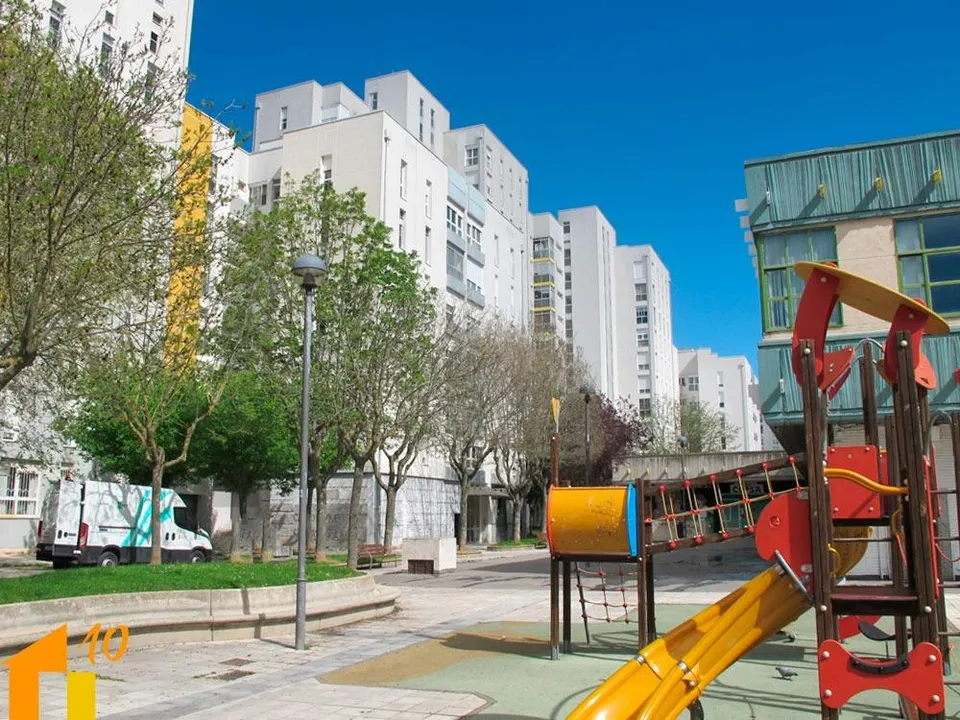 Local  en esquina , para reformar, Paseo Comuneros
