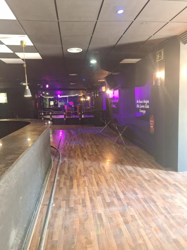 Esta es tu oportunidad de tener la mejor discoteca de la Vega Baja (Cox-Albatera) . Discoteca con Piscina , Jardines  , Cabañas Vip , Sala interior . Con un total de  3000 m2  totalmente montados , c — 6
