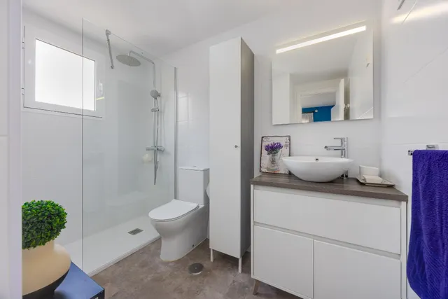 Apartamento semi reformado con orientación sur, vistas laterales al mar y piscina comunitaria. — 20