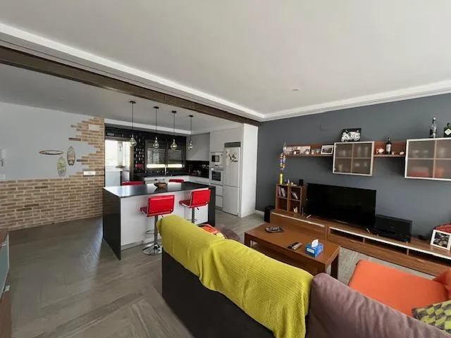 Alquiler todo el año, Apart. 1 dorm. de 90 m2, salón amplio y cocina con isla, reformado, vistas mar — 28