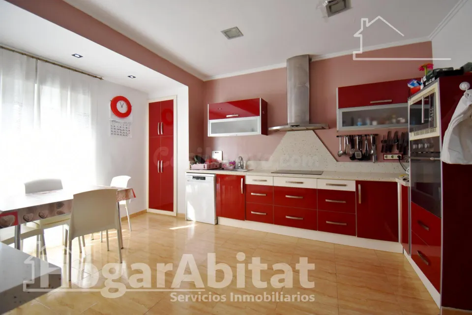 Extraordinaria amplitud en este luminoso primer piso con terrazas y trastero