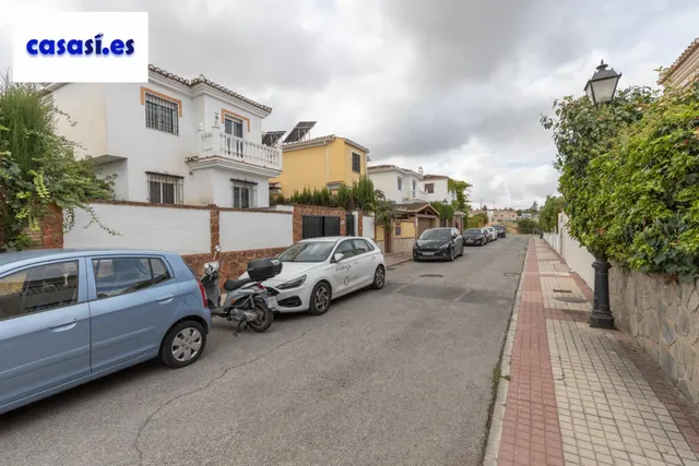 Casa independiente con piscina en La Zubia. — 43