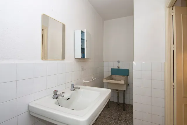 Escpecatcular Casa- Edficicio en el Centro de Baza — 13
