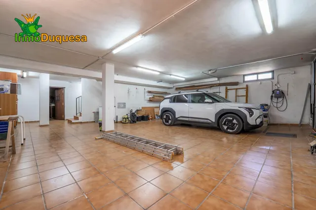 CHALET dividido en dos viviendas con piscina y zona ajardinadas. — 46