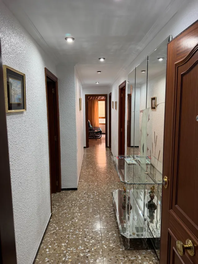 Piso con ascensor, 4 dormitorios, 2 baños, cocina 19 m2 con patio pisable, salon comedor, tres piezas a la calle. — 14