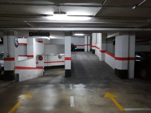 CALONGE: Se alquila plaza de parking para coche grande, en e - foto 2