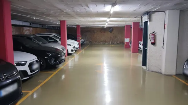Parking 8m² en alquiler - Casc Antic — 12