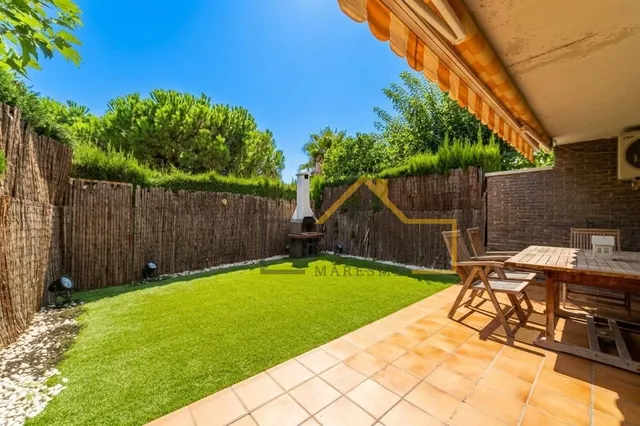 Casa adosada con piscina y garaje para 4 coches. — 14