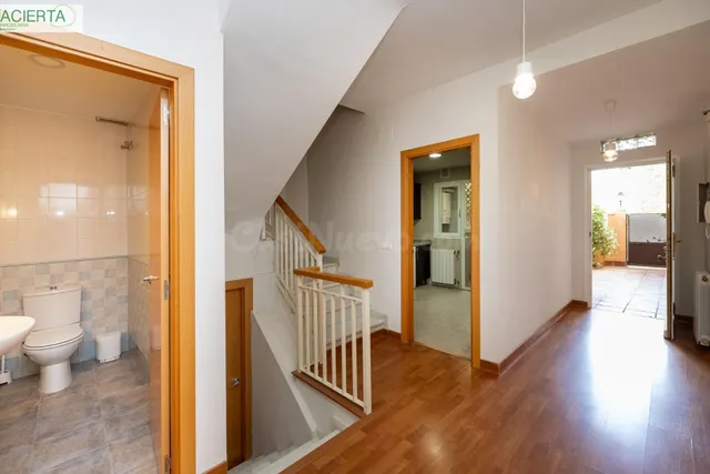 Ponemos a la venta esta preciosa casa en Urbanizacion cerrad - foto 5